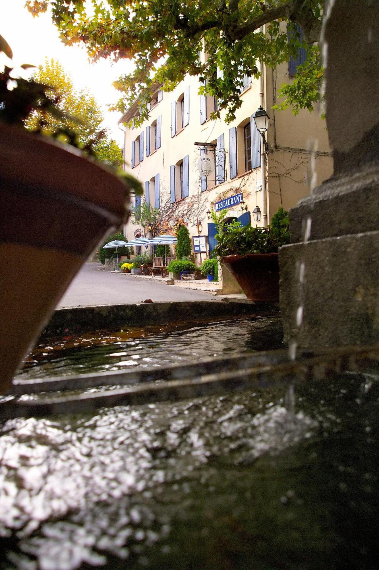 Hotel Restaurant Des Deux Rocs Seillans Exterior foto